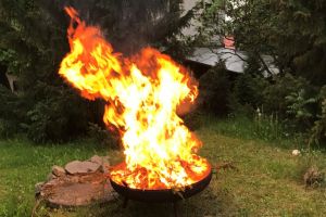 Lagerfeuer im Garten